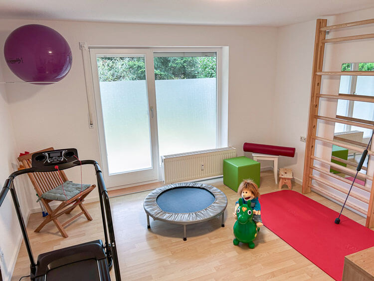 Kids Physio Michelbach - Behandlungsraum mit Sprossenwand und Laufband.