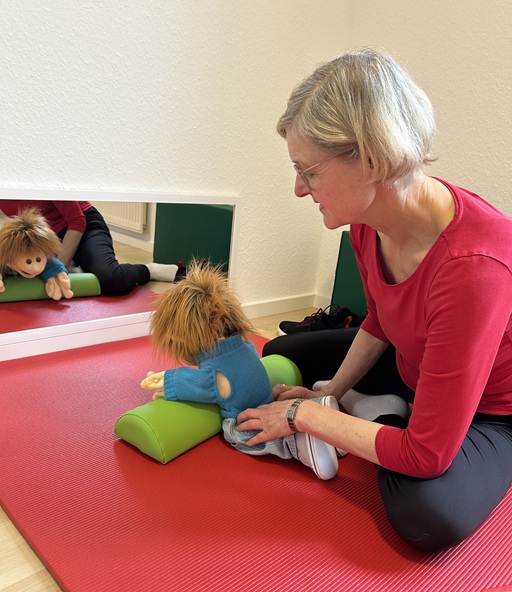 Handpuppe Sam wird nach Bobath behandelt.